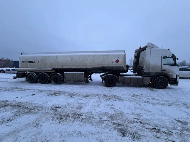Автопоезд зимой, вид сбоку полностью