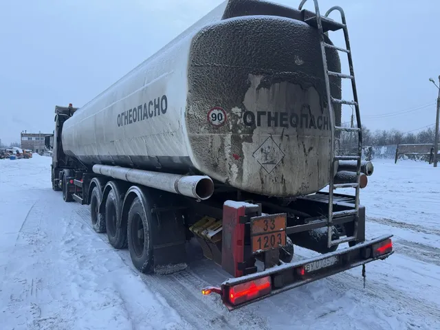 Автоцистерна зимой, вид сзади