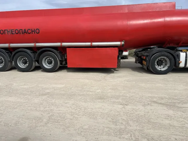 Автоцистерна, вид сбоку крупным планом