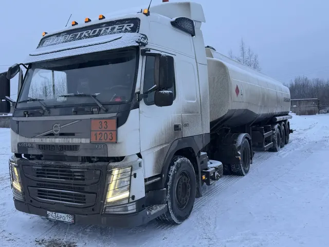Тягач Volvo зимой с включёнными фарами